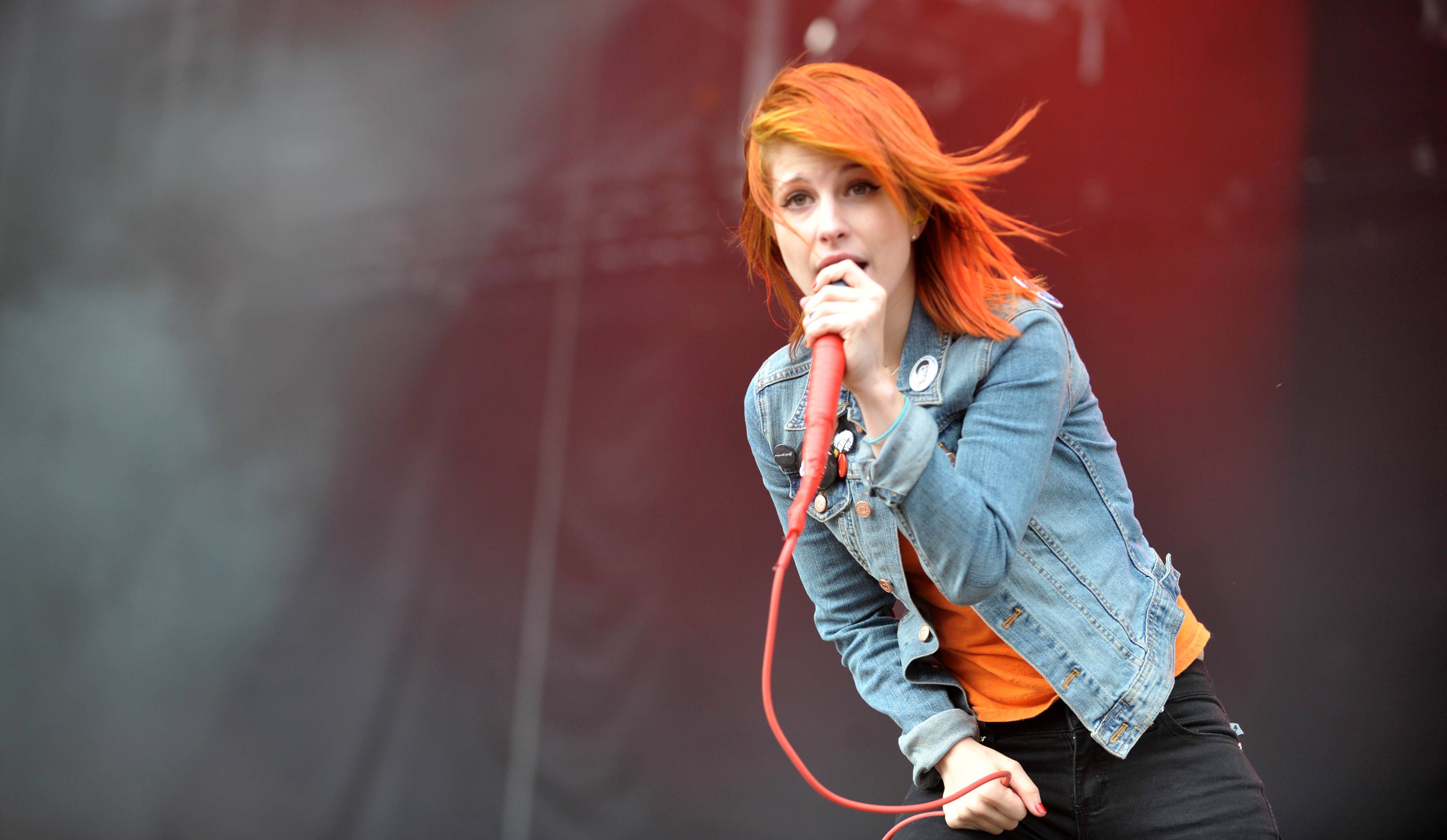 Hayley williams Paramore Singer Stage Microphone Speech