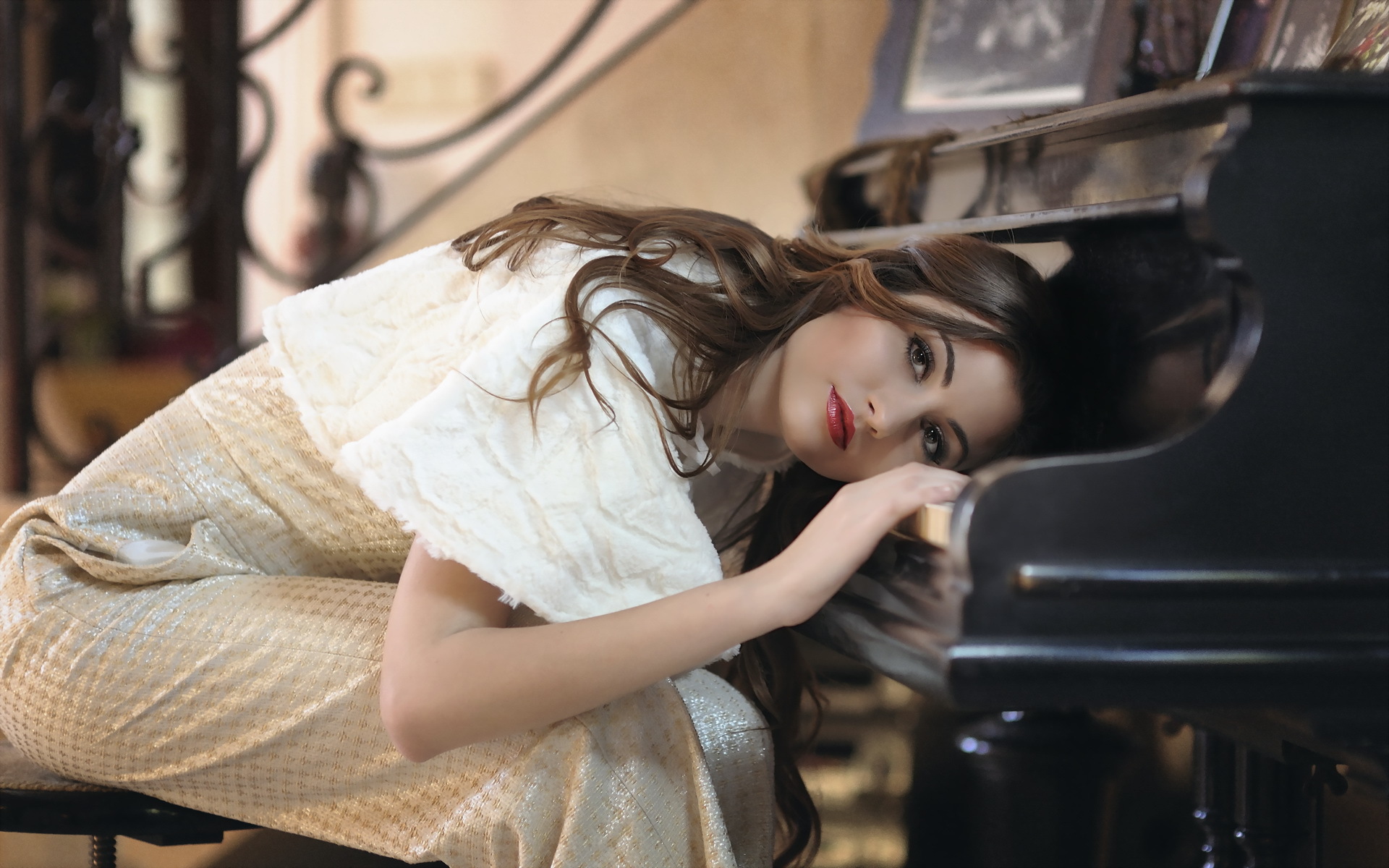 Model Laura dorado Piano Music