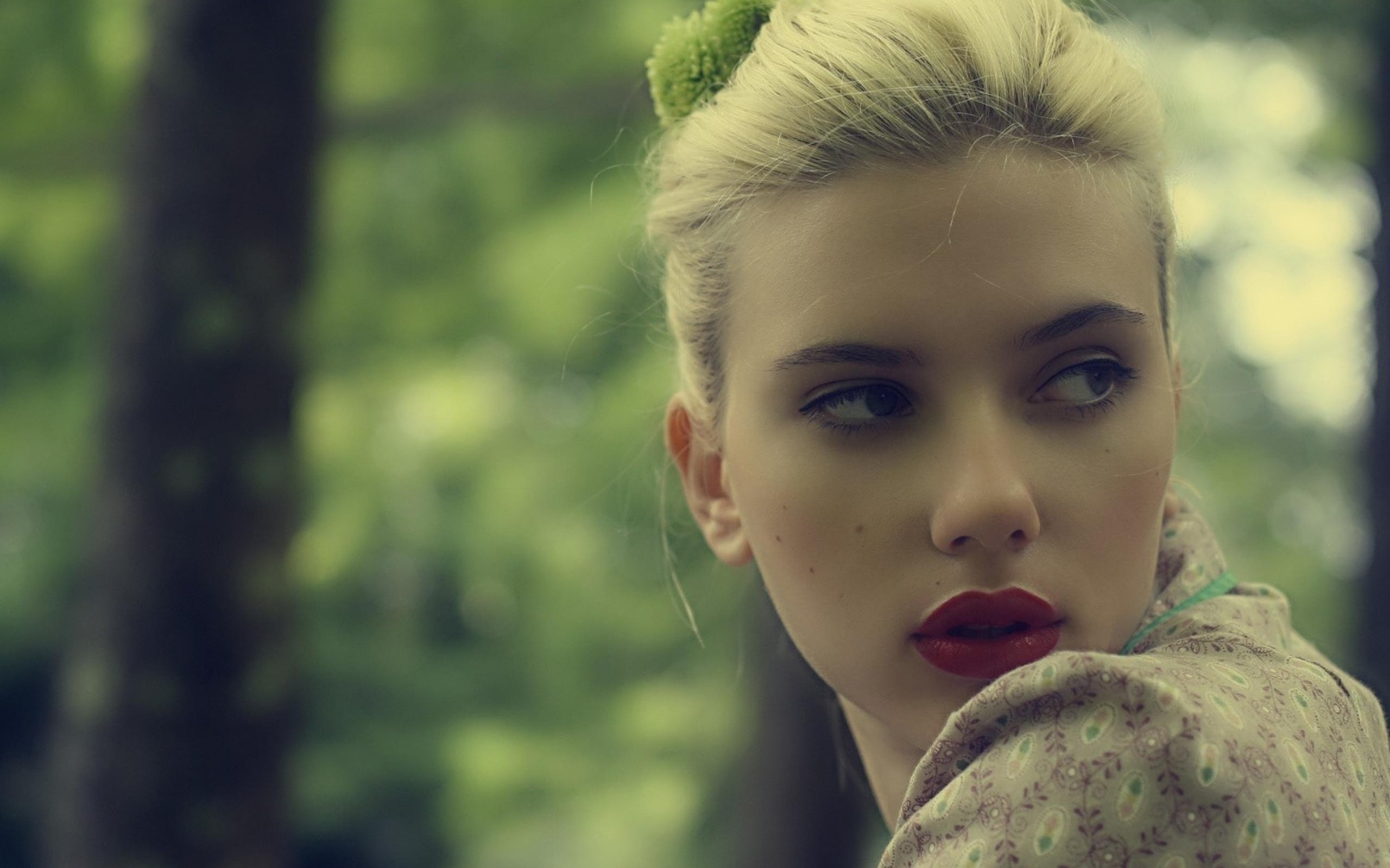 Scarlett johansson Face Lipstick Makeup Bright Hair