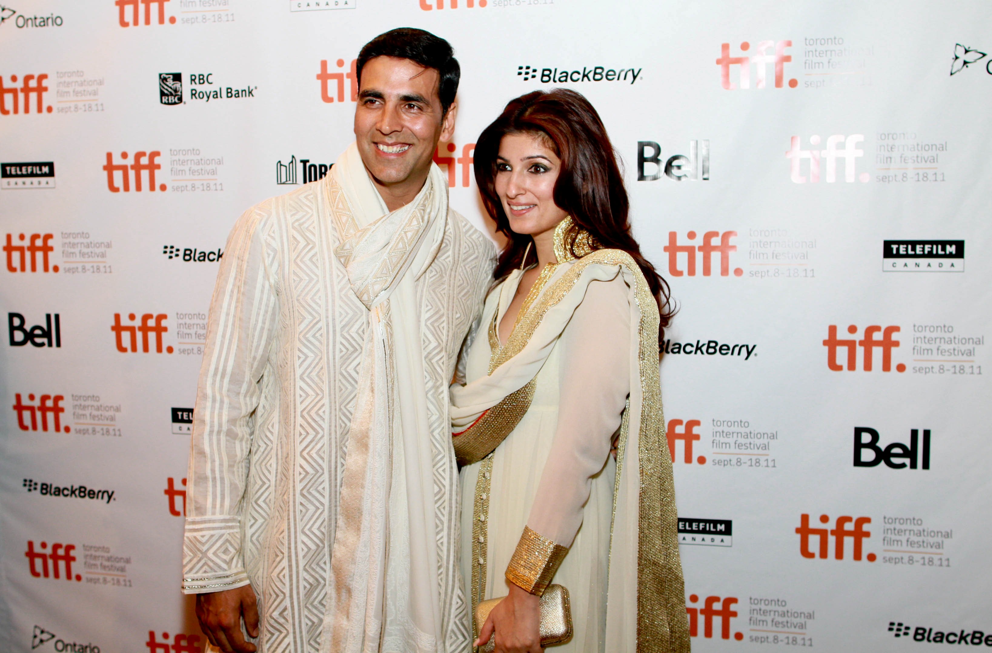 Happy Couple Indian Bollywood Actress Twinkle Khanna With His Spouse Akshay Kumar HD Wallpaper