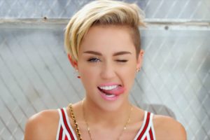 Miley Cyrus estrena un disco gratuito Wallpaper