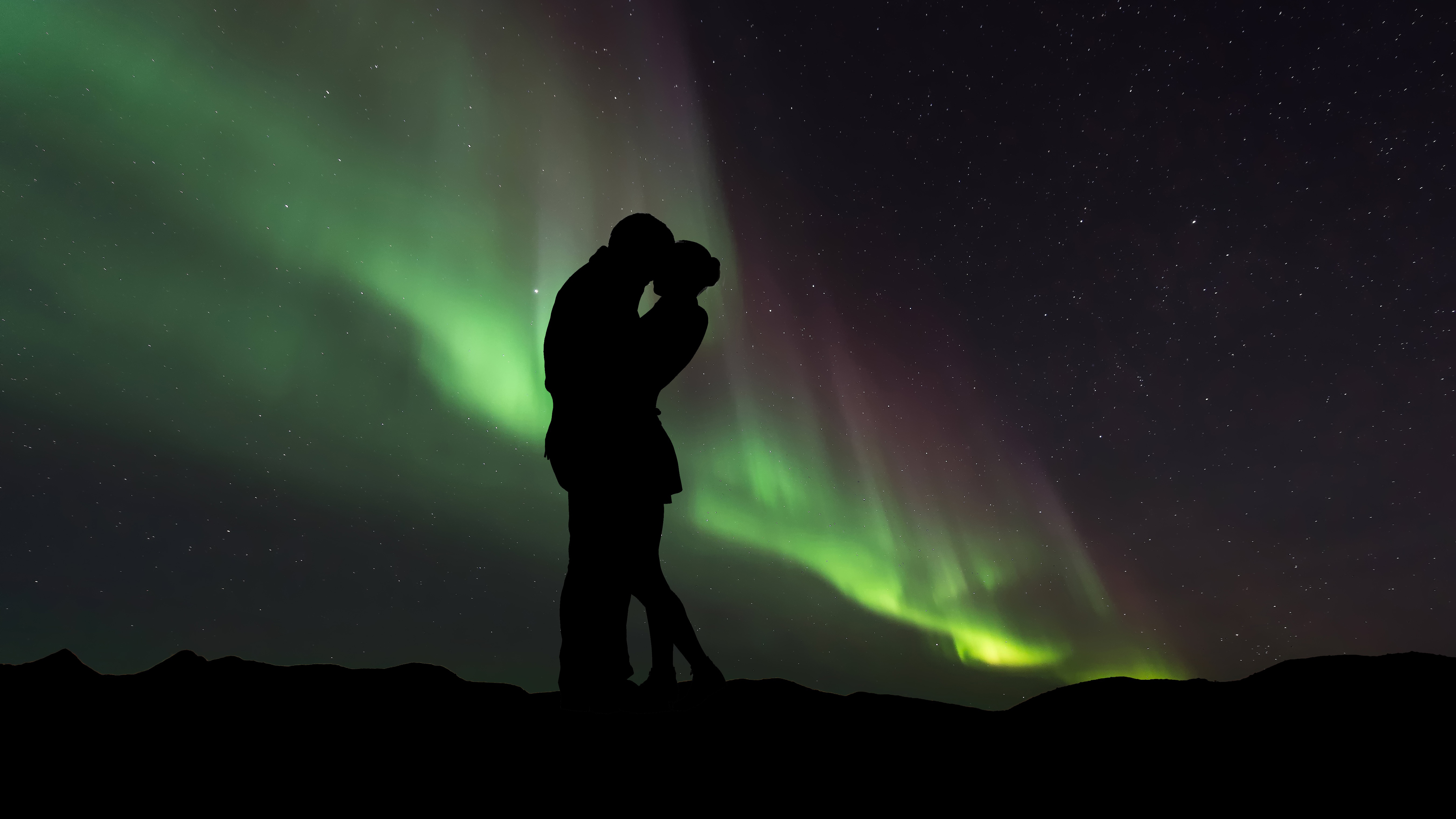 Couple Silhouette Northern Lights 5K