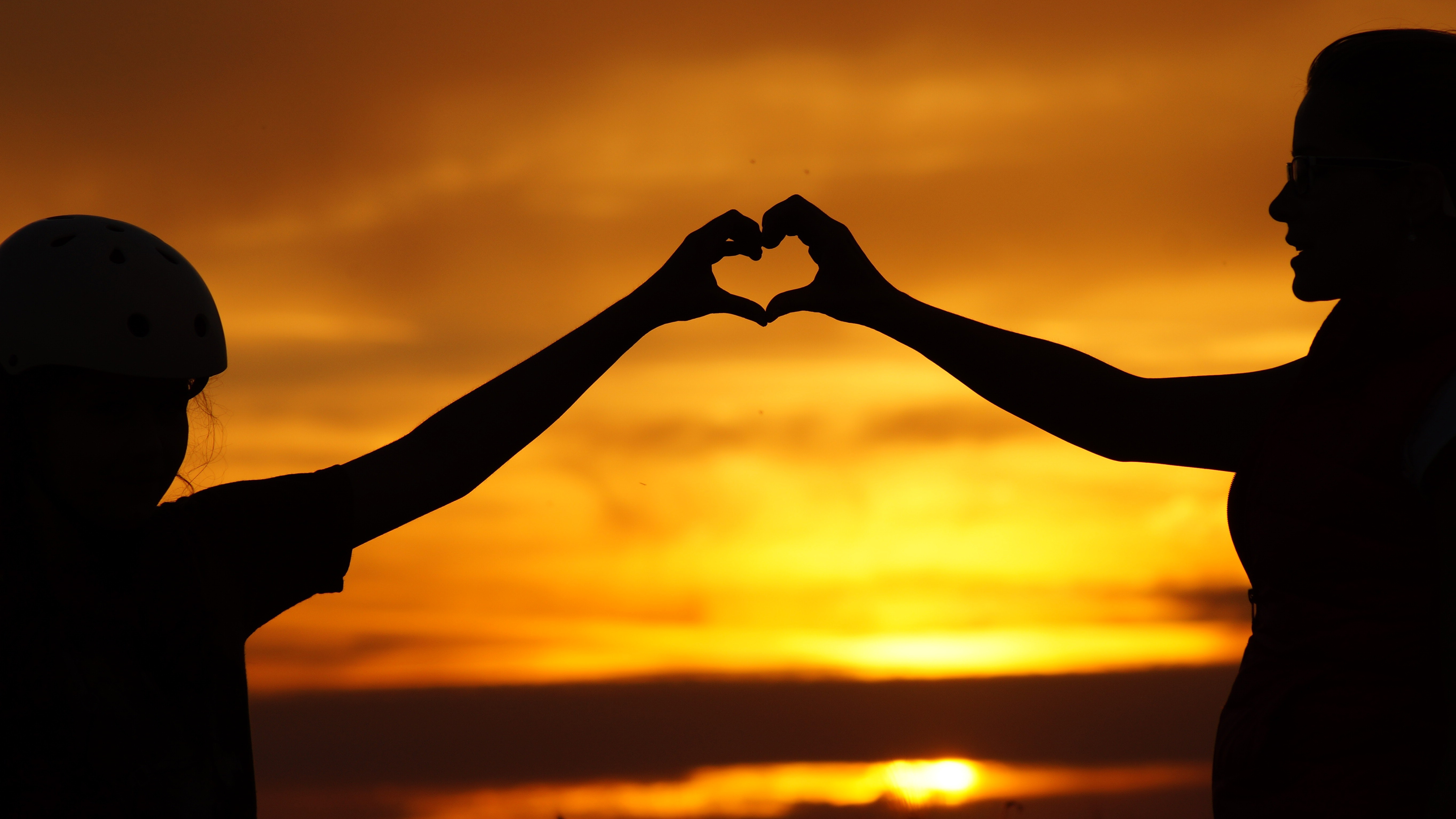 Love heart with Couple Hands Silhouette 4K 5K
