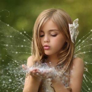 Cute Little Girl With Wings In Green Background HD Cute Wallpapers