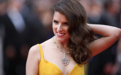 Yellow Dress Anna Kendrick With Shallow Background Of People 4K 5K HD Anna Kendrick